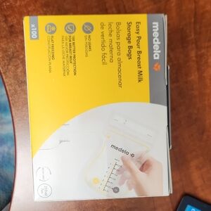Medela Easy Pour Breast Milk Storage Bags - Yellow and White